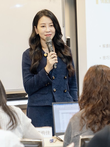 何青馨 Eva Ho 授課現場